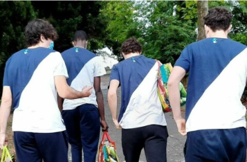 Giovani atleti in aiuto dei coetanei meno fortunati: "Portiamo loro la cena al centro di accoglienza"