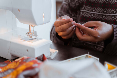Borse realizzate da persone detenute: il progetto all’interno del carcere di Saluzzo