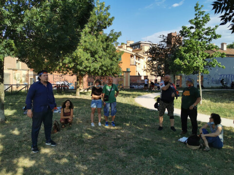 Il tour di “Gira la Cartolina”: quando le persone senza dimora diventano narratori di Bologna